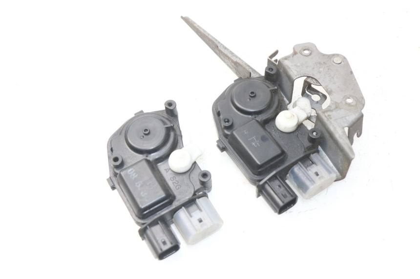 photo de CIERRE ASIENTO MOTOR HONDA NSS EX FORZA 250 (2005 - 2013) - Otra perspectiva