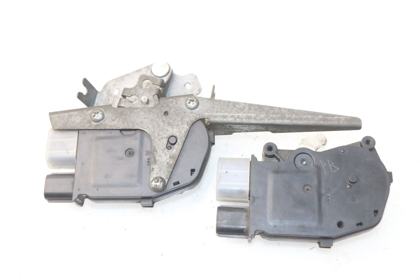 photo de CIERRE ASIENTO MOTOR HONDA NSS EX FORZA 250 (2005 - 2013) - Primer plano técnico