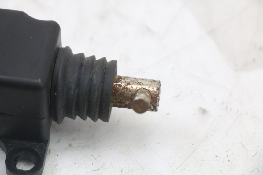 photo de CIERRE ASIENTO MOTOR PEUGEOT BELVILLE 125 (2017 - 2021) - Otra perspectiva