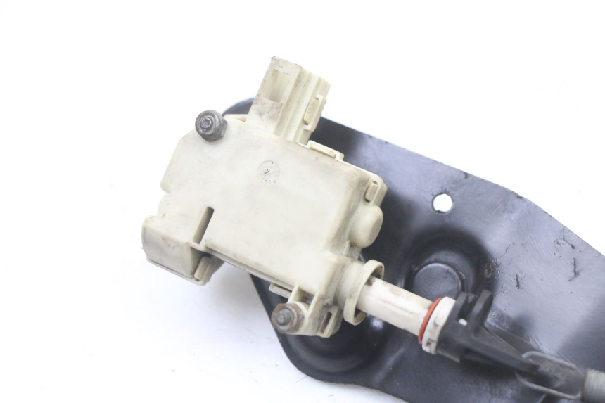 photo de MOTOR APERTURA BAÚL PIAGGIO VESPA GRANTURISMO 125 (2003 - 2007) - Detalle de la pieza