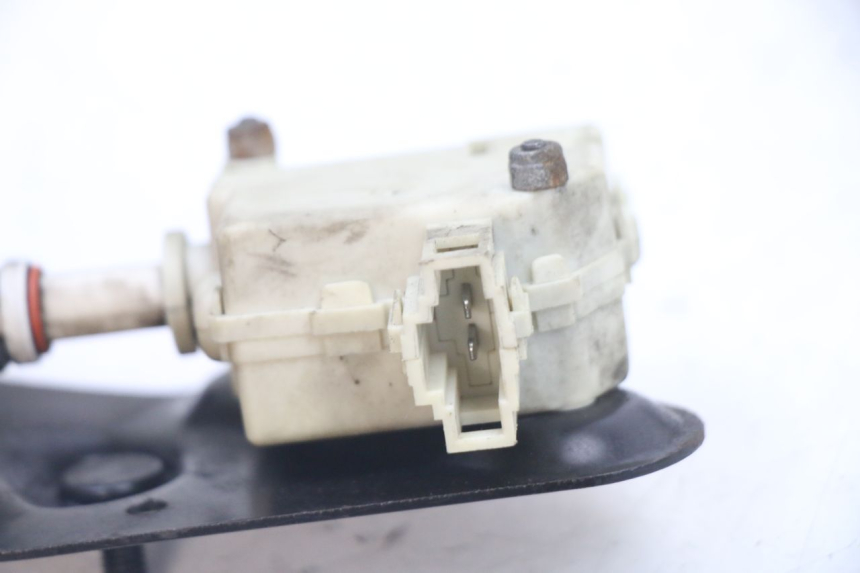 photo de MOTOR APERTURA BAÚL PIAGGIO VESPA GRANTURISMO 125 (2003 - 2007) - Primer plano técnico