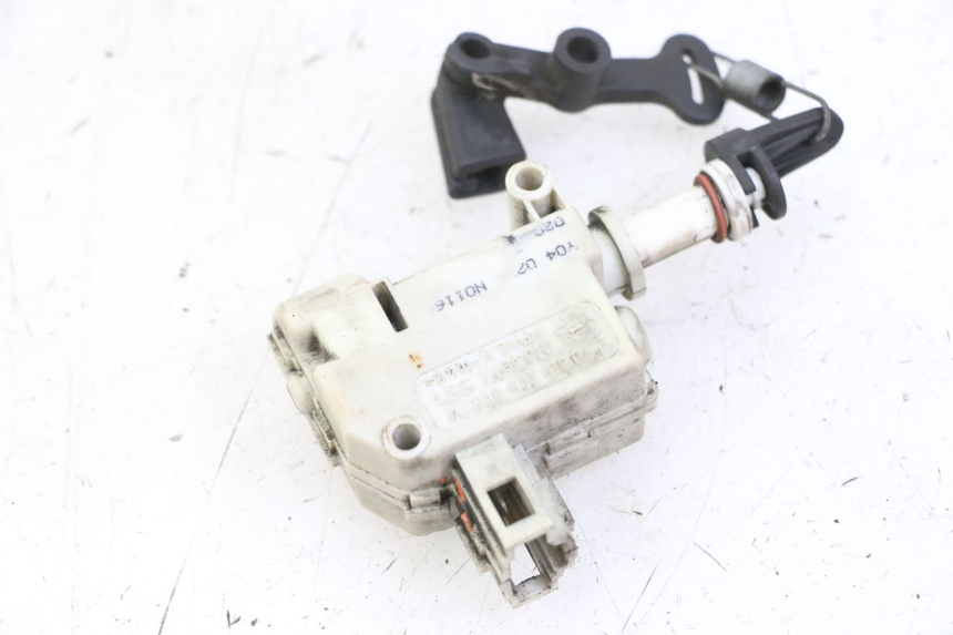 photo de CIERRE ASIENTO MOTOR PIAGGIO VESPA GRANTURISMO 200 (2004 - 2005) - Detalle de la pieza