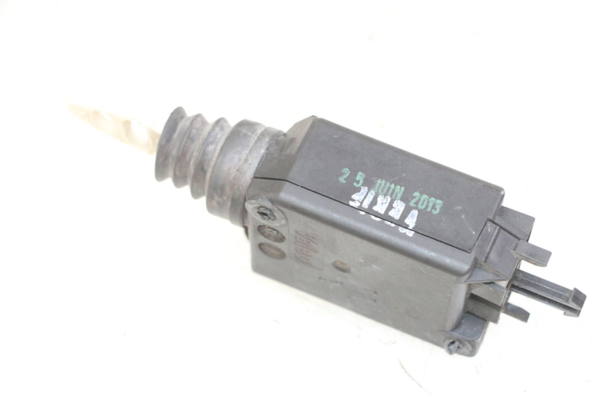 photo de CIERRE ASIENTO MOTOR PEUGEOT SATELIS 125 (2013 - 2018) - Detalles de los puntos de fijación