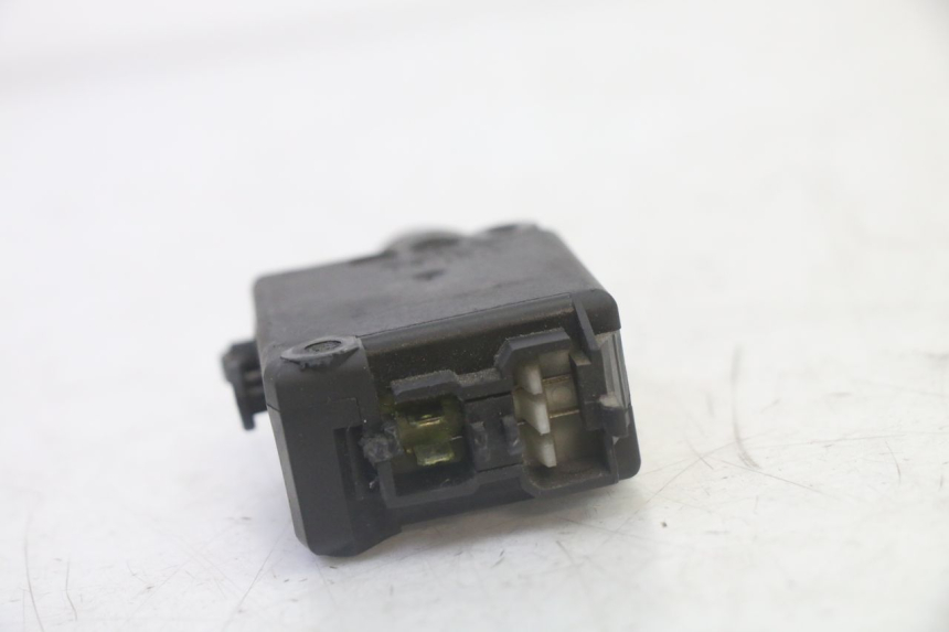 photo de MOTOR APERTURA BAÚL PEUGEOT SATELIS 125 (2010 - 2012) - Otra perspectiva