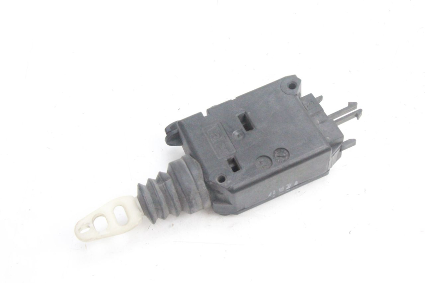 photo de MOTOR APERTURA BAÚL PEUGEOT SATELIS 125 (2006 - 2009) - Detalle de la pieza