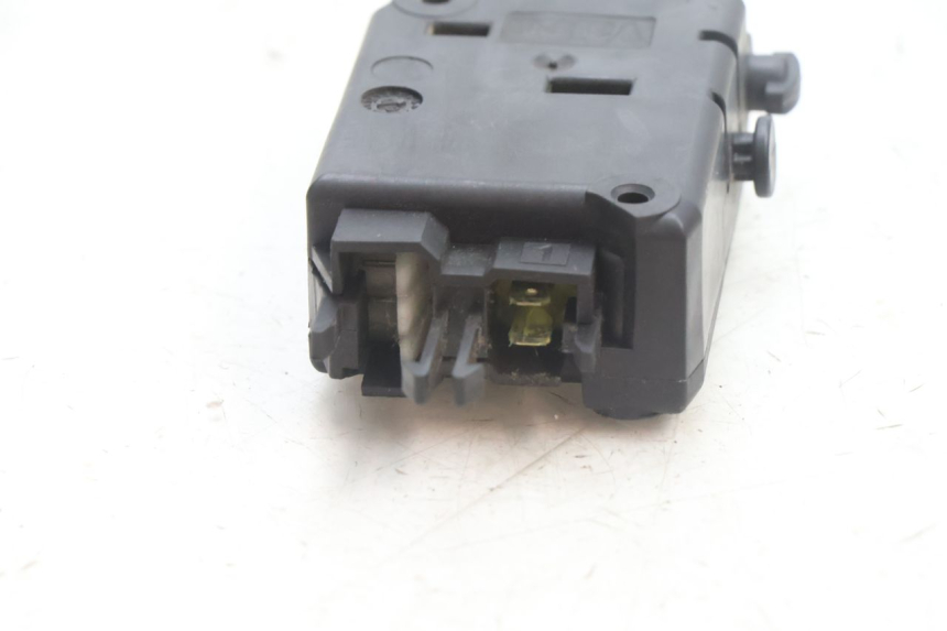 photo de MOTOR APERTURA BAÚL PEUGEOT SATELIS 125 (2006 - 2009) - Otra perspectiva