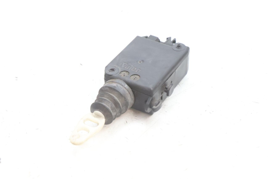 photo de MOTOR APERTURA BAÚL PEUGEOT SATELIS 125 (2006 - 2009) - Primer plano técnico