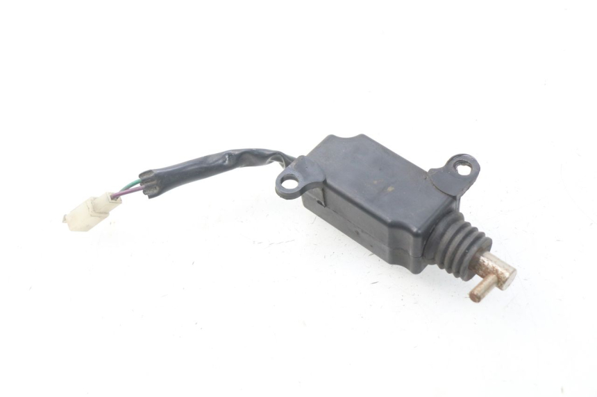 photo de CIERRE ASIENTO MOTOR PEUGEOT TWEET 125 (2010 - 2017) - Detalle de la pieza