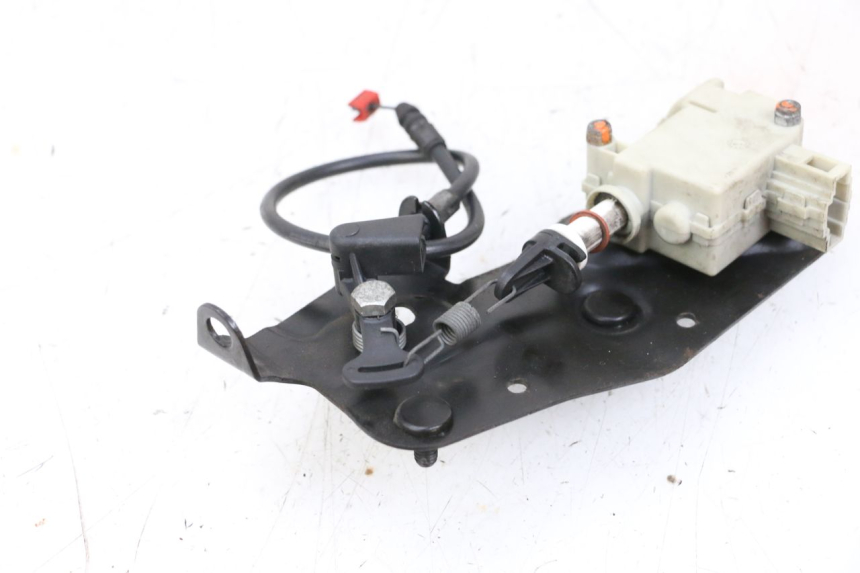 photo de CIERRE ASIENTO MOTOR PIAGGIO VESPA GTS SUPER IE 125 (2009 - 2016) - Primer plano técnico