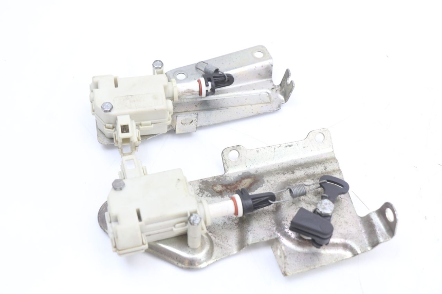 photo de MOTOR APERTURA BAÚL PIAGGIO X10 125 (2012 - 2017) - Vista principal