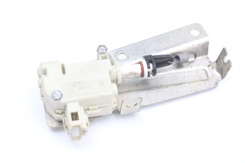 photo de MOTOR APERTURA BAÚL PIAGGIO X10 125 (2012 - 2017) - Detalle de la pieza