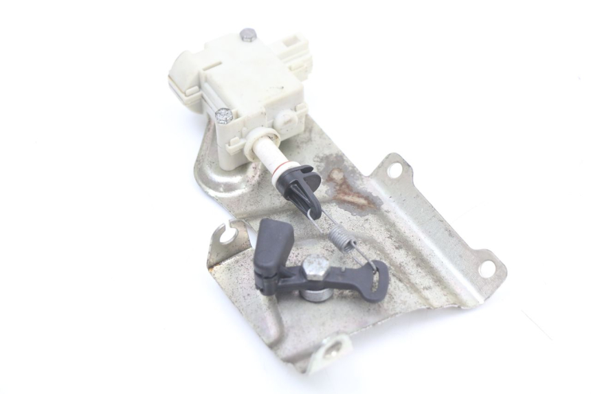 photo de MOTOR APERTURA BAÚL PIAGGIO X10 125 (2012 - 2017) - Primer plano técnico