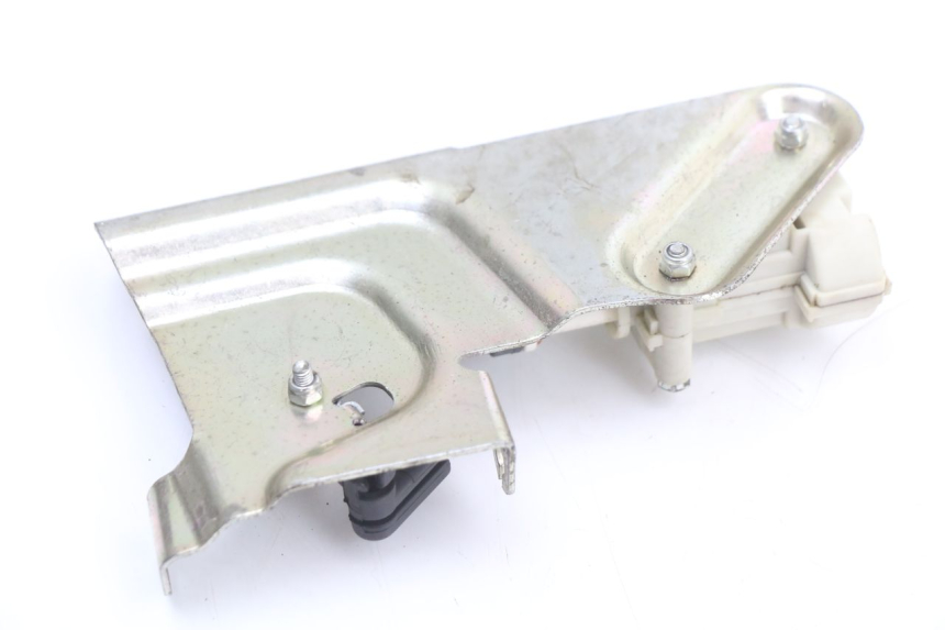 photo de MOTOR APERTURA BAÚL PIAGGIO X10 125 (2012 - 2017) - Detalles de los puntos de fijación