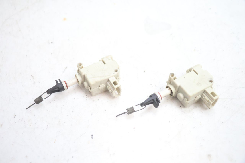 photo de CIERRE ASIENTO MOTOR PIAGGIO X8 STREET 125 (2006 - 2007) - Otra perspectiva