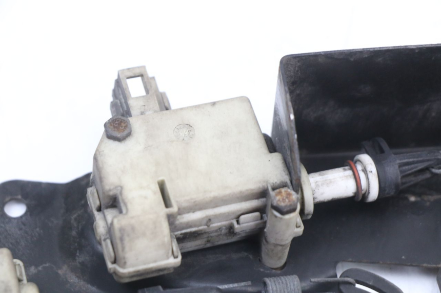 photo de CIERRE ASIENTO MOTOR PIAGGIO XEVO - X EVO 125 (2007 - 2017) - Primer plano técnico