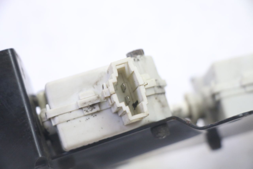 photo de CIERRE ASIENTO MOTOR PIAGGIO XEVO - X EVO 125 (2007 - 2017) - Primer plano técnico