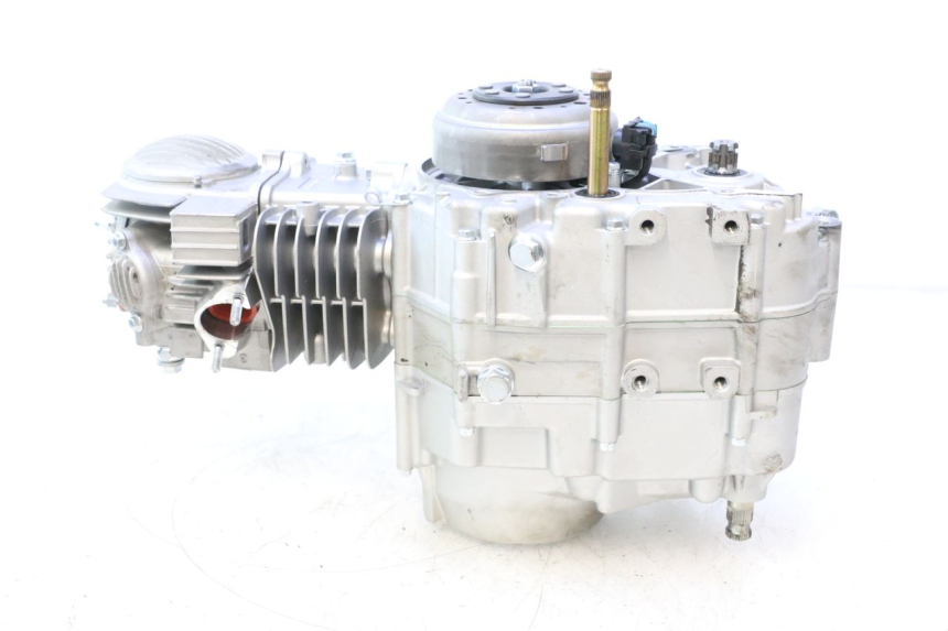 photo de MOTOR APOLLO RFZ 150 - Primer plano técnico