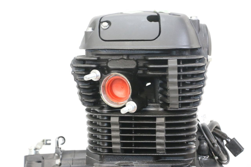 photo de MOTOR ROYAL ENFIELD SCRAM 411 (2022 - 2024) - Zoom sobre los componentes