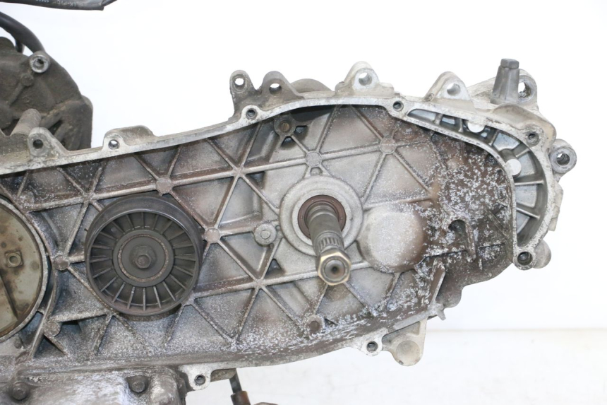 photo de MOTOR PEUGEOT SATELIS 250 (2006 - 2012) - Enfoque en la estructura