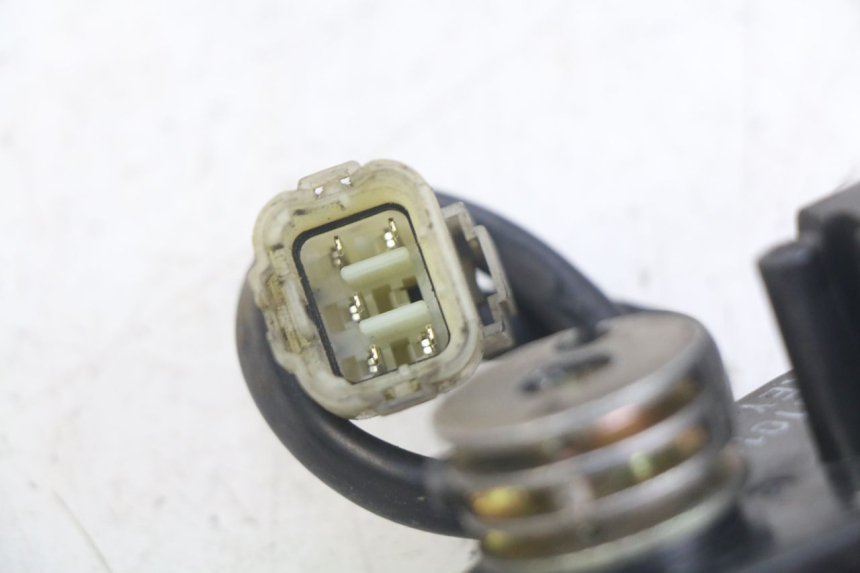 photo de VÁLVULA DE ESCAPE DEL MOTOR HONDA FES PANTHEON 2T 125 (1998 - 2002) - Primer plano técnico