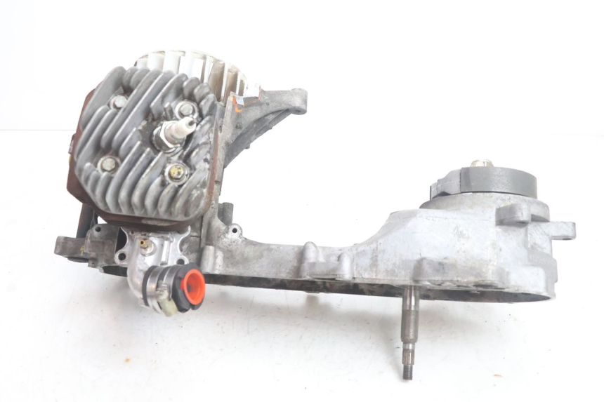 photo de MOTOR PEUGEOT VIVACITY 100 (1999 - 2008) - Enfoque en la estructura