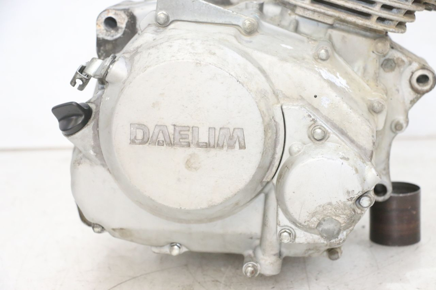 photo de MOTOR DAELIM VJ ROADWIN FI 125 (2008 - 2017) - Zoom sobre los componentes