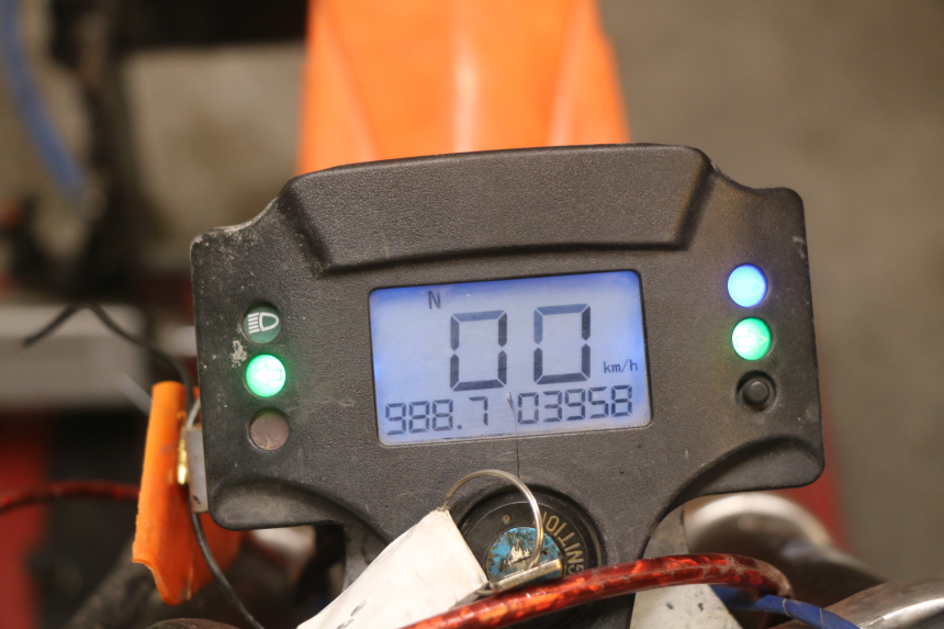 photo de MOTOR ZHEJIANG XMOTOS XB-81 50 - Inspección visual detallada