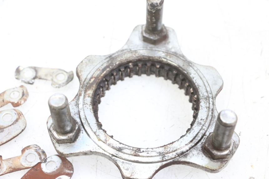 photo de CUBO RUEDA TRASERA SUZUKI BURGMAN 650 (2013 - 2020) - Primer plano técnico