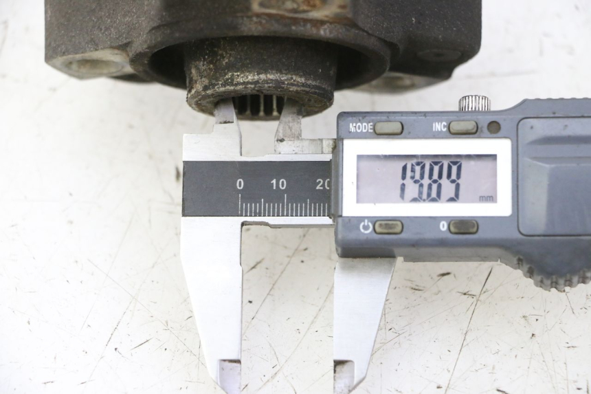 photo de BUJE DE RUEDA TRASERA PEUGEOT SATELIS 125 (2006 - 2009) - Zoom estado de uso