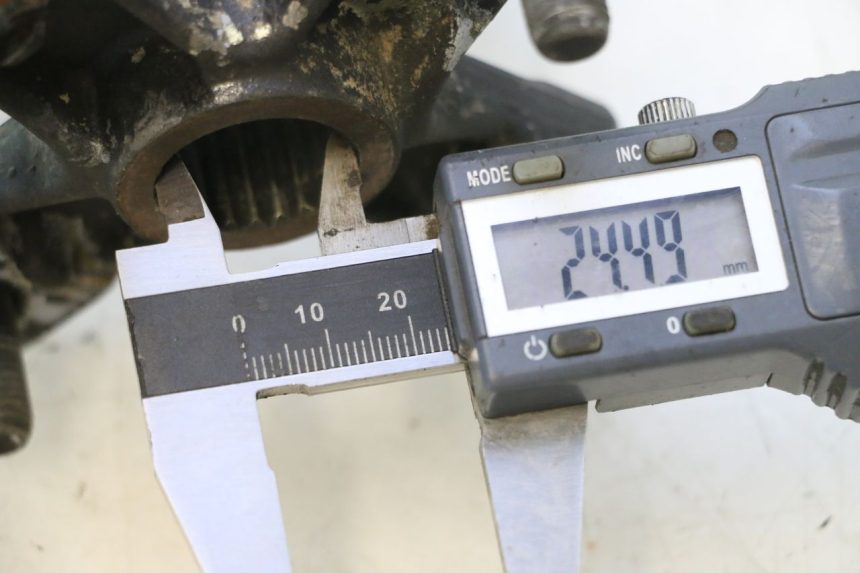 photo de CUBO RUEDA TRASERA SMC XROAD 150 - Detalle de la pieza
