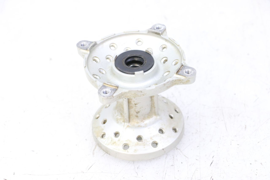 photo de CUBO RUEDA DELANTERA YAMAHA TTR 125 (2000 - 2020) - Primer plano técnico