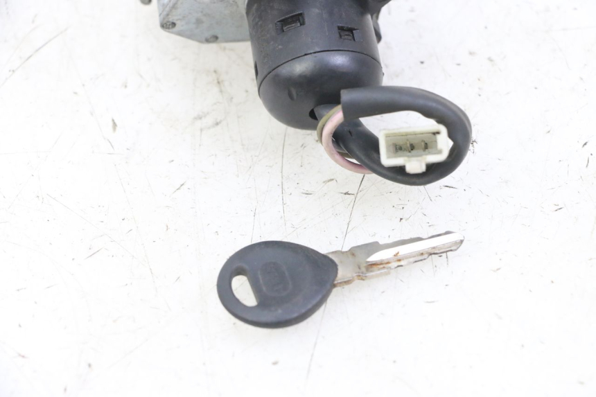 photo de CERRADURA DE ENCENDIDO MBK BOOSTER SPIRIT NAKED 50 (2004 - 2017) - Primer plano técnico