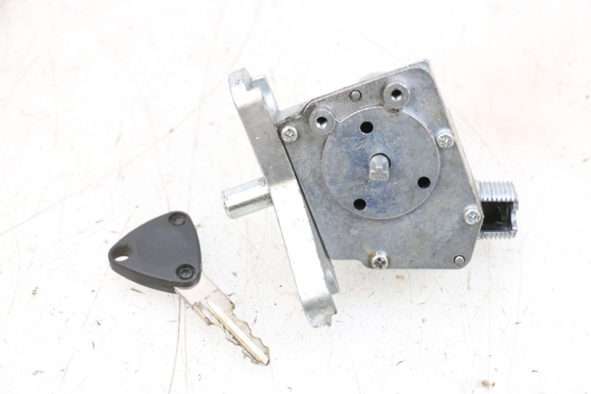 photo de CERRADURA DE ENCENDIDO MBK BOOSTER SPIRIT NAKED 50 (2004 - 2017) - Primer plano técnico