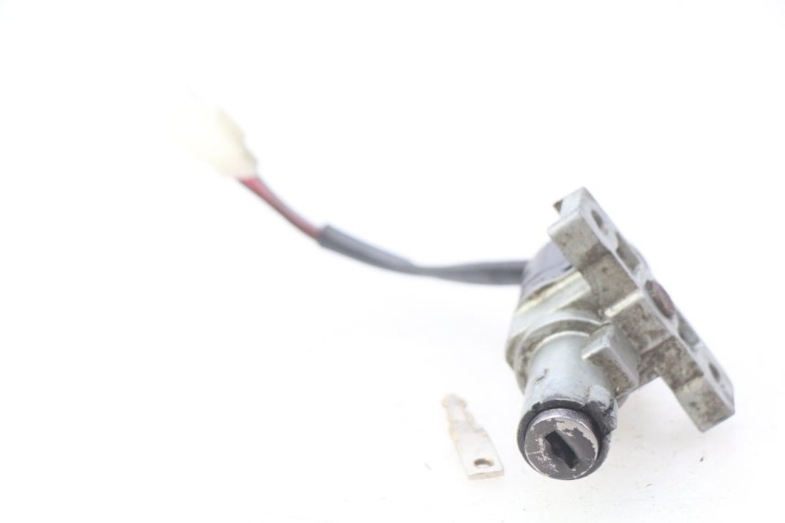 photo de CERRADURA DE ENCENDIDO YAMAHA BW'S 50 (1999 - 2003) - Otra perspectiva