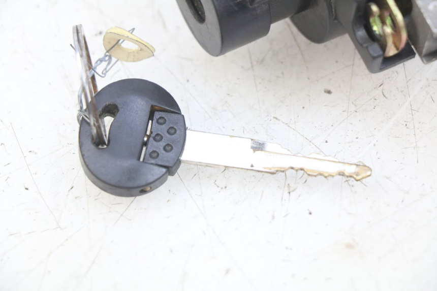 photo de CERRADURA DE ENCENDIDO PEUGEOT KISBEE 2T 50 (2010 - 2017) - Detalles de los puntos de fijación