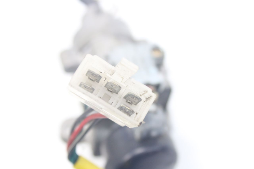 photo de CERRADURA DE ENCENDIDO KYMCO PEOPLE 250 (2004 - 2008) - Primer plano técnico