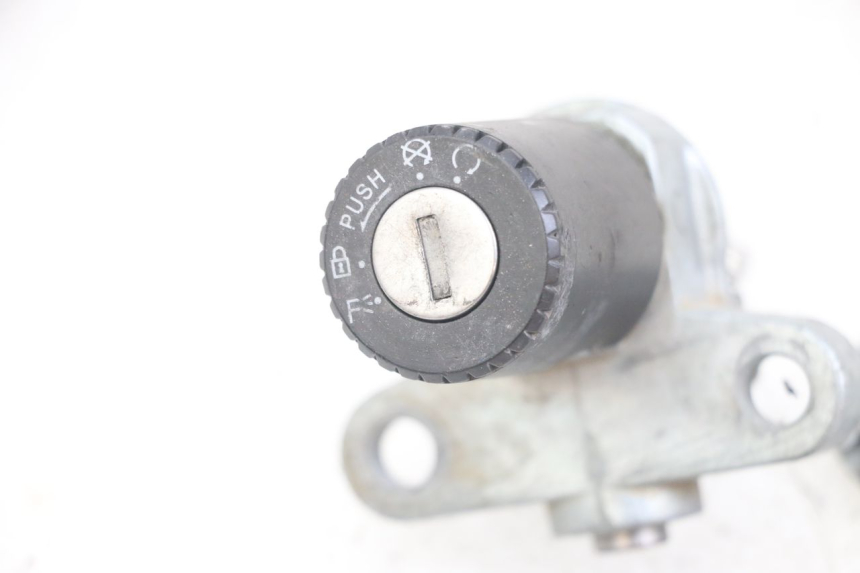 photo de CERRADURA DE ENCENDIDO DERBI SENDA SM X-TREME 50 (2006 - 2010) - Detalles de los puntos de fijación