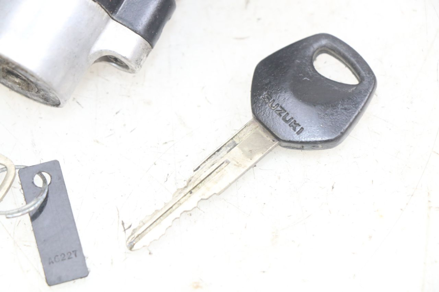 photo de CERRADURA DE ENCENDIDO SUZUKI SV N 650 (1999 - 2002) - Estado de la superficie y material