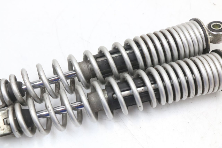 photo de PAR AMORTIGUADOR TRASERO HONDA PCX (JF28) 125 (2009 - 2011) - Primer plano técnico