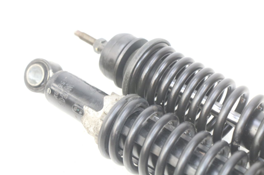 photo de PAR AMORTIGUADOR TRASERO PIAGGIO VESPA GTS IGET ABS 125 (2017 - 2023) - Primer plano técnico