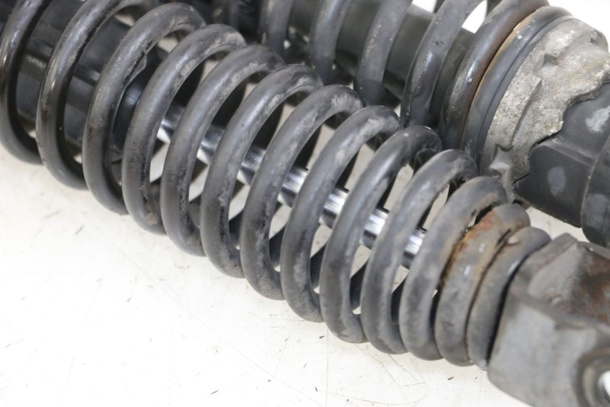 photo de PAR AMORTIGUADOR TRASERO YAMAHA YP MAJESTY 125 (2002 - 2006) - Primer plano técnico