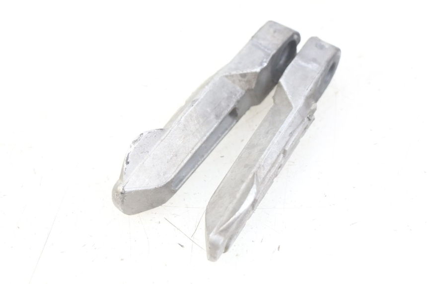 photo de PAR DE REPOSAPIÉS TRASEROS KYMCO AGILITY 16+ 4T 50 (2018 - 2023) - Detalle de la pieza