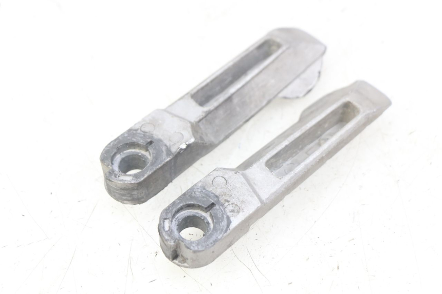 photo de PAR DE REPOSAPIÉS TRASEROS KYMCO AGILITY 16+ 4T 50 (2018 - 2023) - Zoom estado de uso