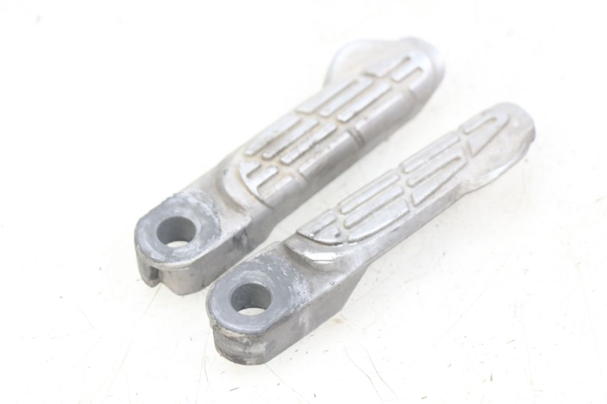 photo de PAR DE REPOSAPIÉS TRASEROS KYMCO AGILITY 16+ 4T 50 (2018 - 2023) - Otra perspectiva