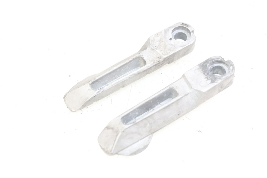 photo de PAR DE REPOSAPIÉS TRASEROS KYMCO AGILITY 16+ 4T 50 (2018 - 2023) - Zoom estado de uso