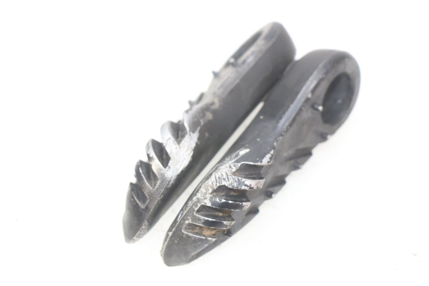 photo de PAR DE APOYAPIÉS TRASEROS MBK BOOSTER SPIRIT 50 (2004 - 2017) - Detalle de la pieza