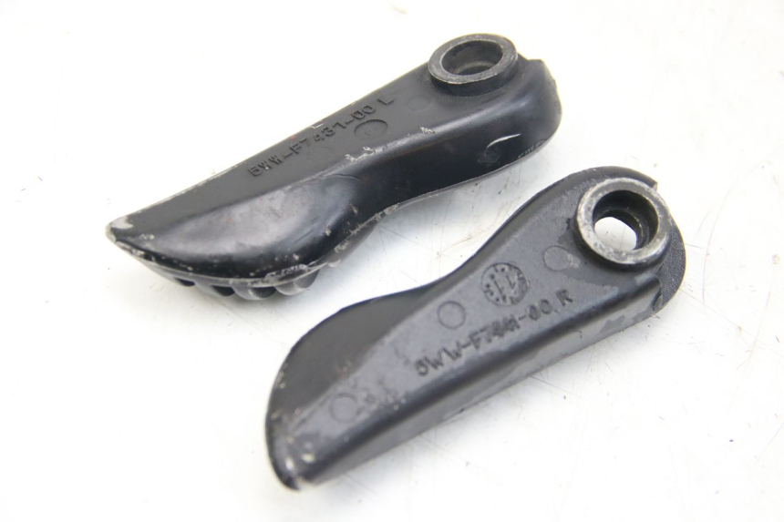 photo de PAR DE APOYAPIÉS TRASEROS MBK BOOSTER SPIRIT 50 (2004 - 2017) - Detalle de la pieza