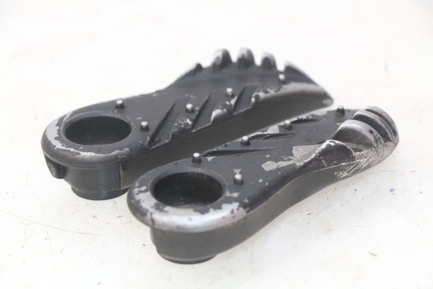 photo de PAR DE APOYAPIÉS TRASEROS MBK BOOSTER SPIRIT NAKED 50 (2004 - 2017) - Primer plano técnico