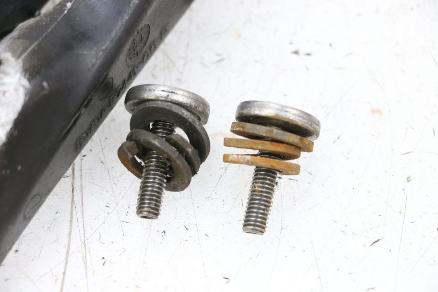 photo de PAR DE APOYAPIÉS TRASEROS MBK BOOSTER SPIRIT NAKED 50 (2004 - 2017) - Detalle de la pieza