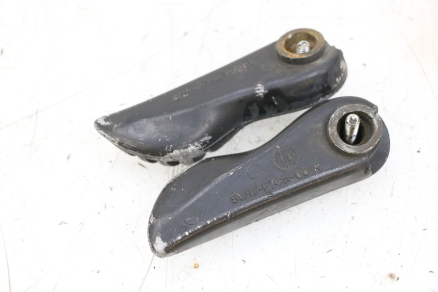 photo de PAR DE APOYAPIÉS TRASEROS MBK BOOSTER SPIRIT NAKED 50 (2004 - 2017) - Primer plano técnico